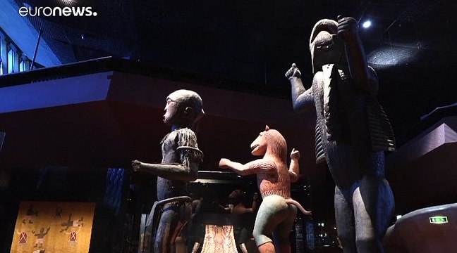 La France acte la restitution d'objets d'art au Sénégal et au Bénin
