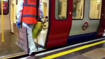 Coronavirus : Banksy tague le métro de Londres pour rappeler à tous de porter le masque