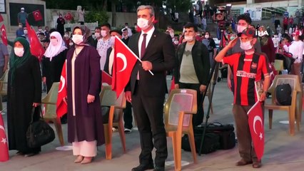 Yozgat’ta vatandaşlar koronavirüs tedbirleri altında meydanda buluştu