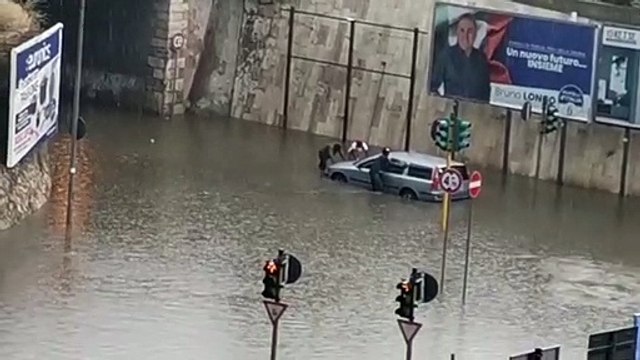 Nubifragio in Puglia: migranti spingono auto tra gli allagamenti a Foggia