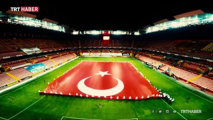 Stadyumda dev Türk bayrağı açıldı