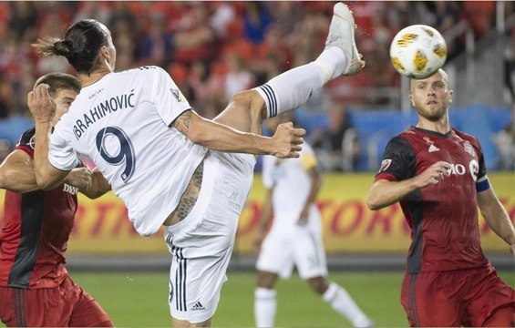 Zlatan Ibrahimović se contorsiona para un golazo imposible de imitar