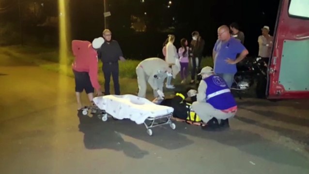 Carro e moto batem no Bairro Santa Felicidade e jovem fica ferido