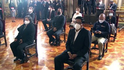 Presidente de Perú cambia a la mayoría de su gabinete, incluido el ministro de Salud