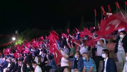 Gençlerin 15 Temmuz ışıklı görseli