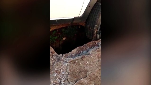 Carro quase cai em bueiro e internauta faz alerta sobre o perigo