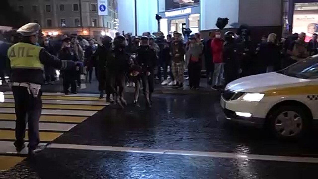 Mehr als 140 menschen bei anti-kreml-protest in moskau festgenommen