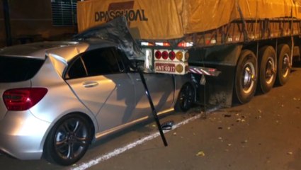 Condutor de Mercedes bate na traseira de carreta estacionada