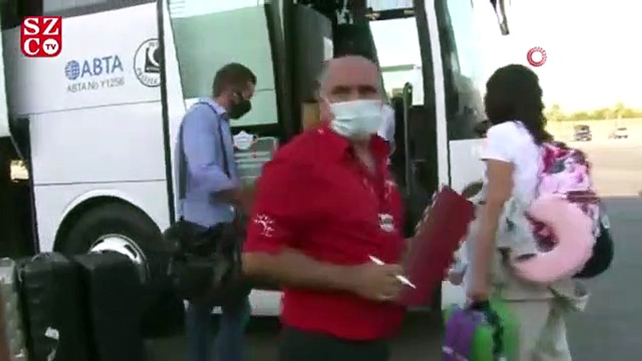 Antalya'ya sezonun ilk İngiliz turist kafilesi geldi