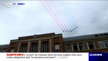 La patrouille de France lâche un panache de fumée bleu-blanc-rouge au-dessus de l'hôpital de Troyes pour honorer les soignants