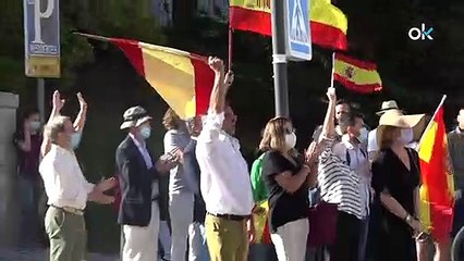 Gritos de 'Viva el Rey' en el homenaje a los fallecidos por coronavirus