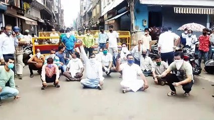 अमेठी: आगरा बाजार खोलने को लेकर व्यापारियों को धरना प्रदर्शन