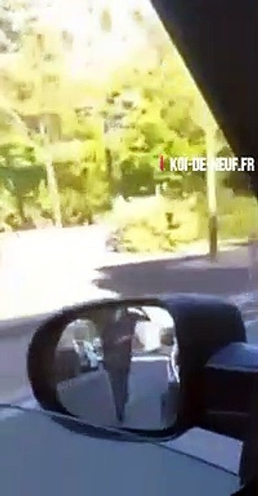 Deux jeunes qui font du rodéo à moto se cassent la figure