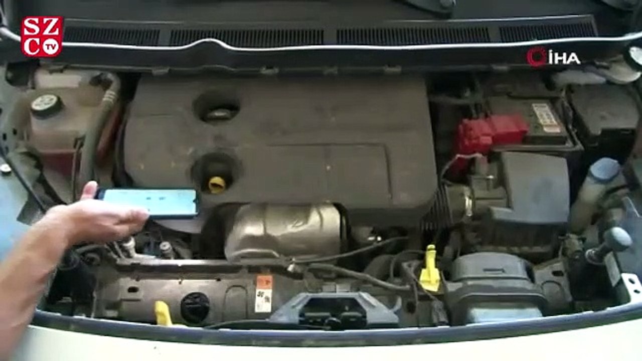 Elazığ'da aracın far kısmına girip sıkışan yavru kedi kurtarıldı