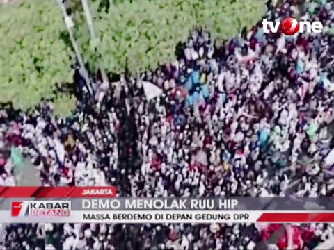 Tolak RUU HIP, Ratusan Massa Demo di Depan Gedung DPR