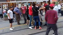 Sokak ortasında kadınların saç saça baş başa kavgası kamerada
