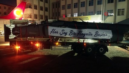 30 yıllık savaş uçağı vatandaşlar tarafından ittirilerek yerine konuldu