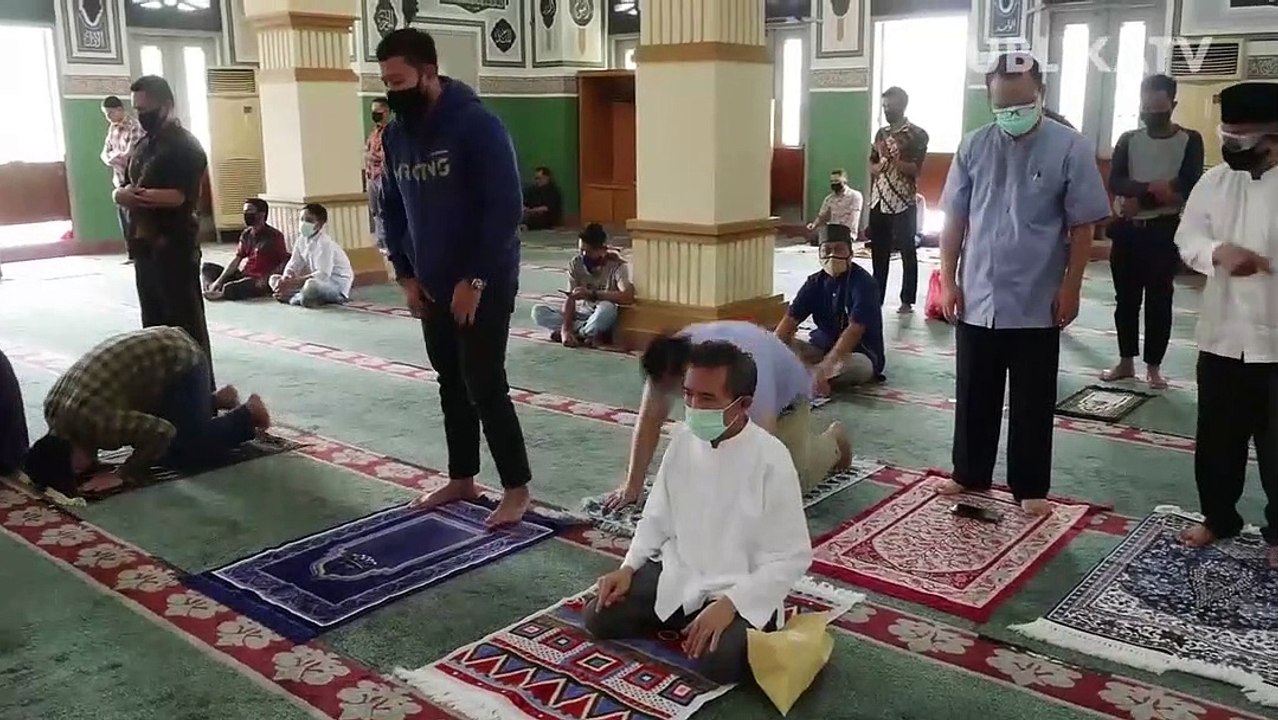 Sejumlah umat muslim melaksanakan ibadah Sholat Jumat di Masjid Agung Kota Cimahi, Jalan Kaum, Kota Cimahi.