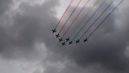 La Patrouille de France survole de CHU de Besançon et l'Hôpital De Trévenans pour remercier les soignants
