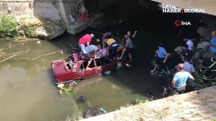 Otomobil köprüden dereye uçtu