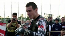 شاب روسي بطل مصارعة حرة تكاد تكون بلا قواعد مقيِّدة