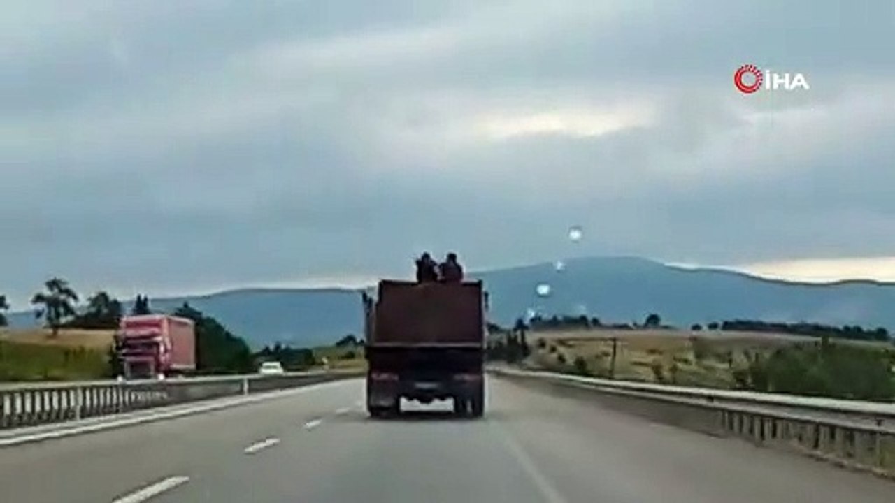 Bursa’da kamyon üstünde tehlikeli yolculuk