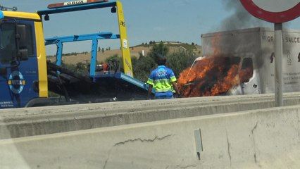 Arde un camión a la altura del tanatorio de la M-40