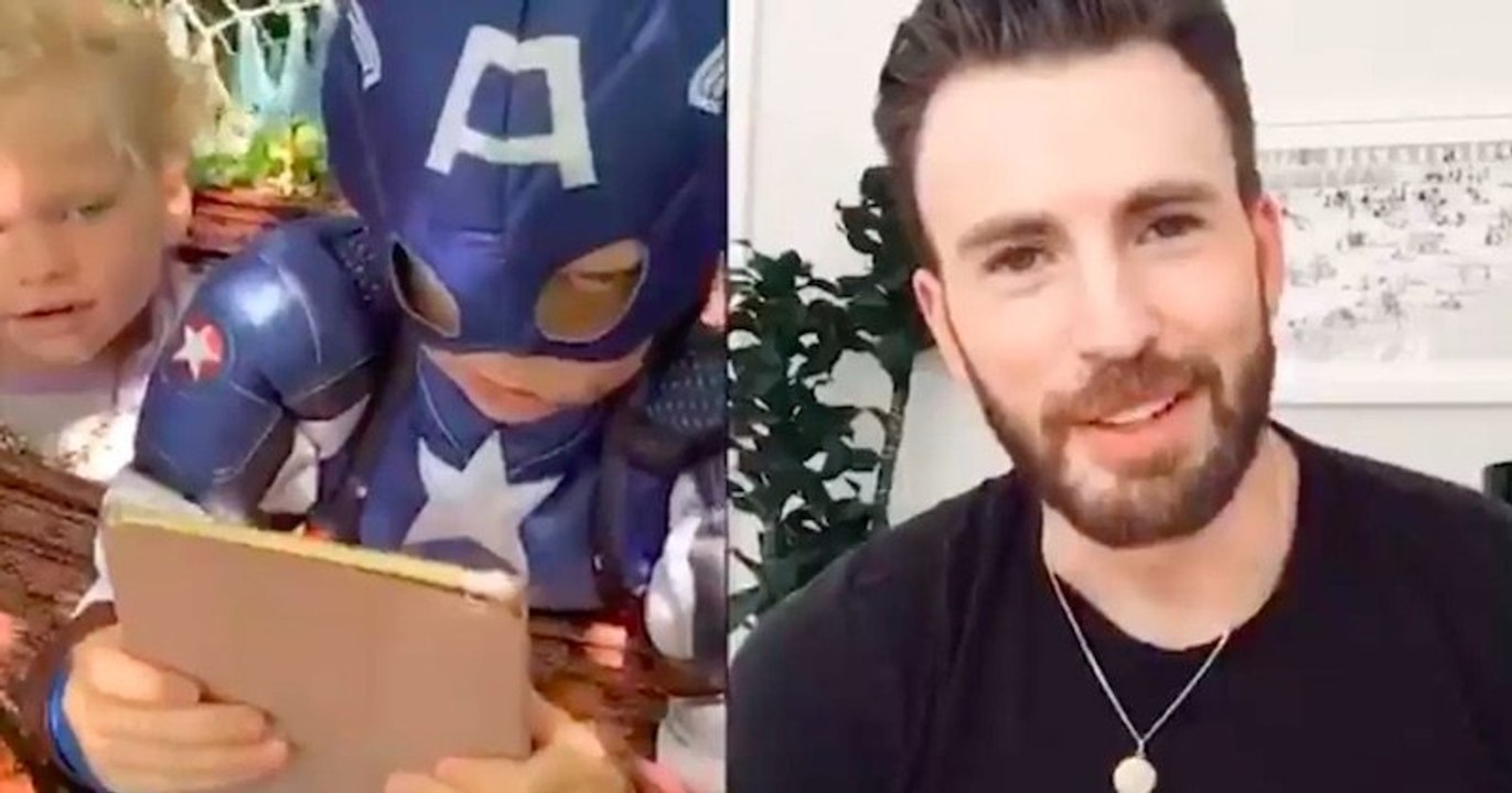 Ému par le courage du petit garçon, qui a été défiguré par un chien en tentant de sauver la vie de sa sœur, Chris Evans lui envoie une vidéo