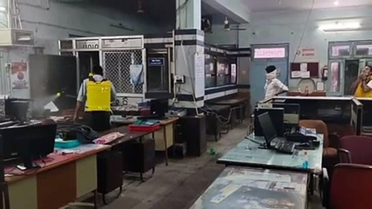 बैंको में प्रशासन के आदेश पर किया गया सैनिटाइजर का छिड़काव