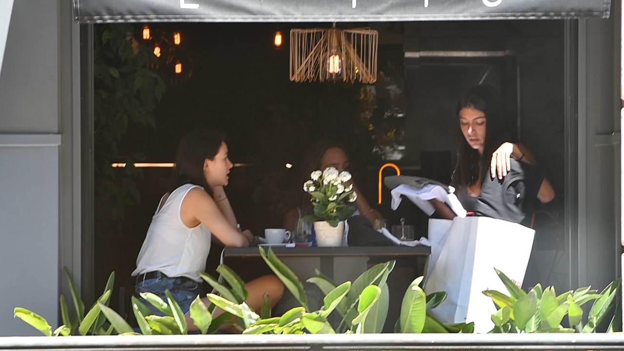 Lucía Rivera disfruta de una jornada de compras con sus amigas