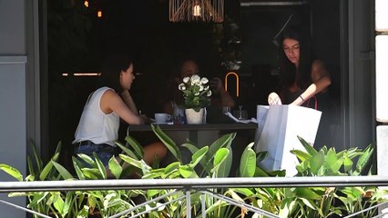 Lucía Rivera disfruta de una jornada de compras con sus amigas