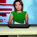Presentadora de noticias pierde un diente en vivo y continúa como si nada