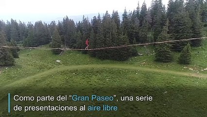 Caminar la cuerda floja en una estación de ski