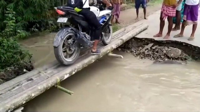 Ce motard rate sa traversée d'un petit pont... Dommage