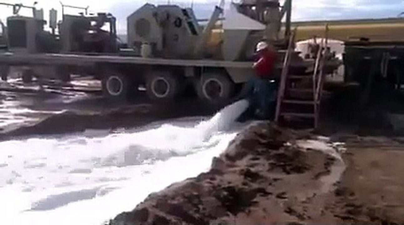 Douche gratuite pour cet ouvrier qui passe une sale journée