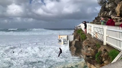 Ces jeunes plongent en mer dans la tempête... peur de rien