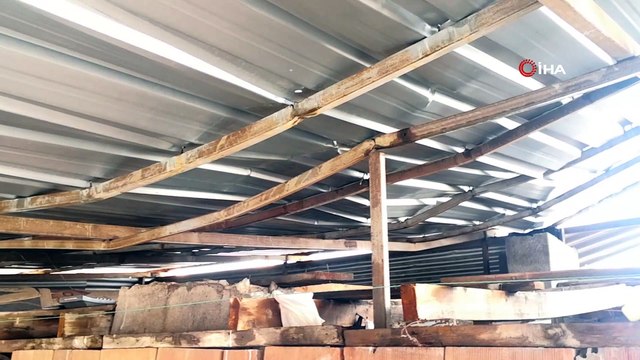 Şiddetli rüzgar çatıları uçurdu, bayrak direklerini yıktı