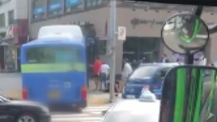 기사 의식 잃으면서 시내버스 건물 돌진...18명 다쳐 / YTN
