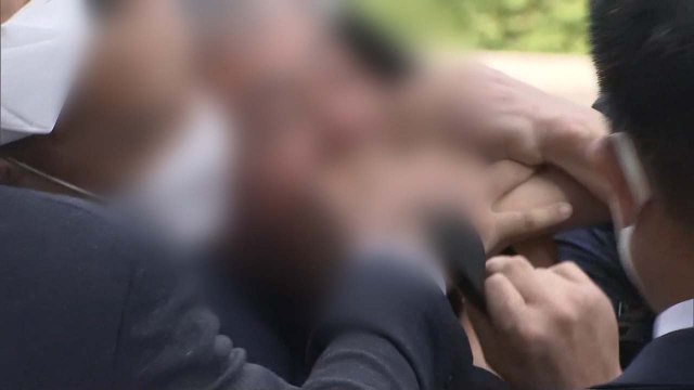 문 대통령 향해 신발 던진 50대 남성 경찰 연행 / YTN