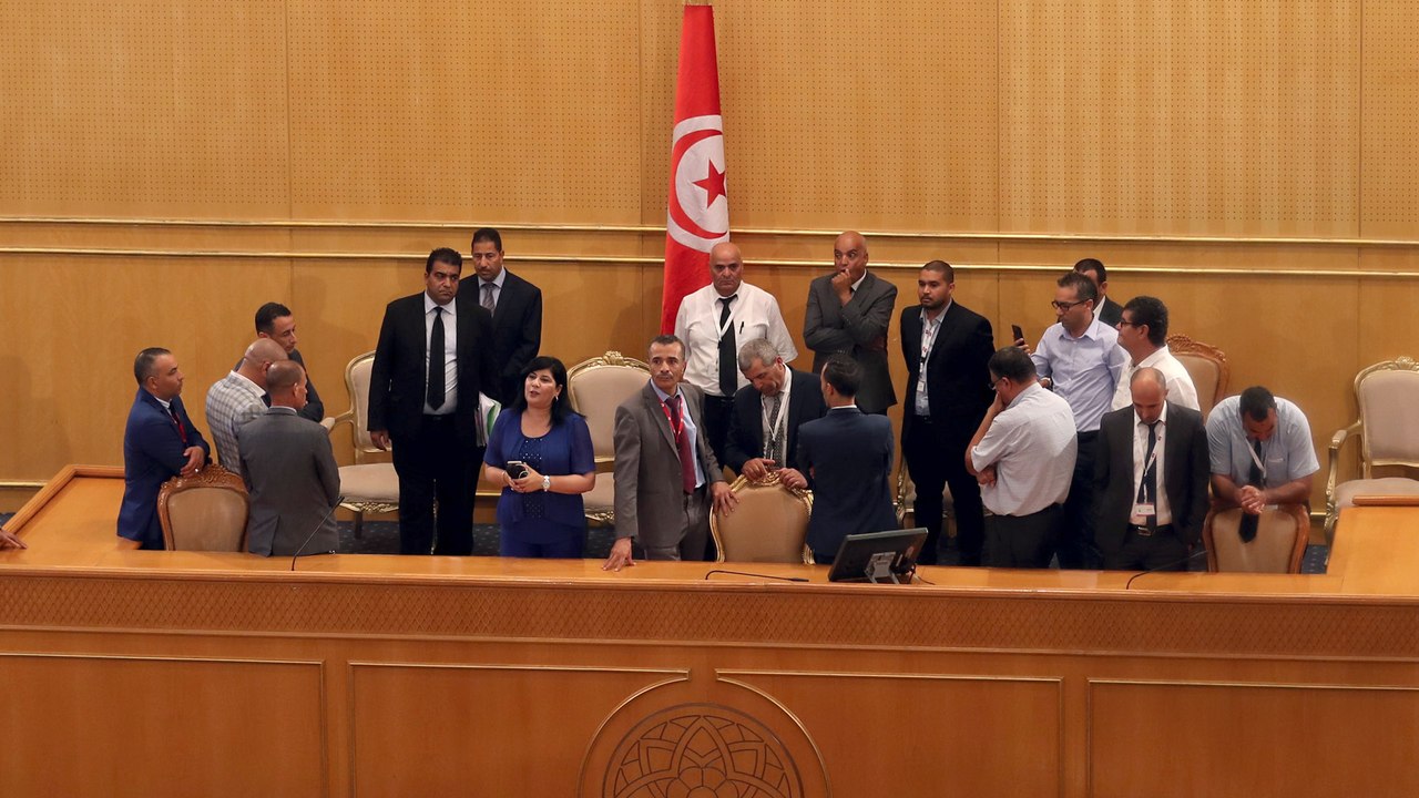 ما وراء الخبر- الأبعاد السياسية والدستورية لإعلان إلياس الفخفاخ استقالته