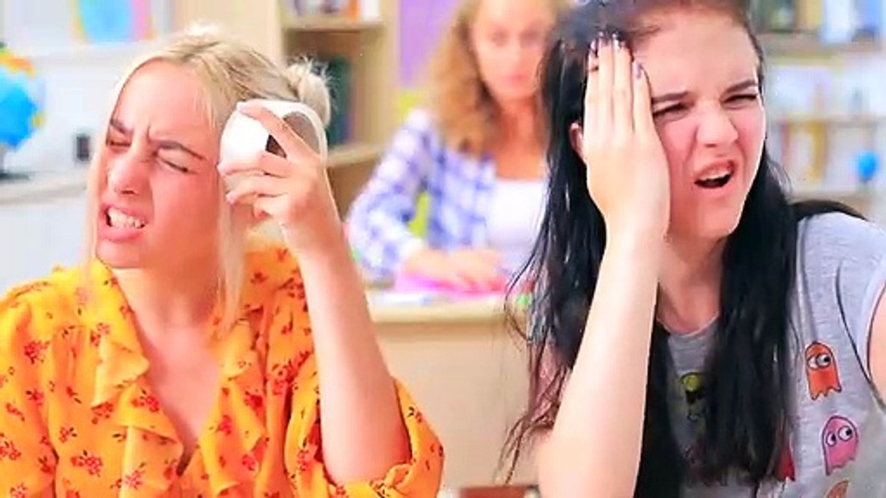 9 Formas Extrañas De Escabullir Barbies A Clase / Locos Trucos Para Tu Barbie y Muñeca LOL Surprise