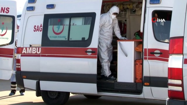 Kırgızistan'daki Kovid-19 hastası Türk vatandaşları ambulans uçakla yurda getirildi