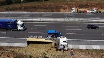 Kuzey Marmara otoyolunda hafriyat kamyonu devrildi; 1 yaralı