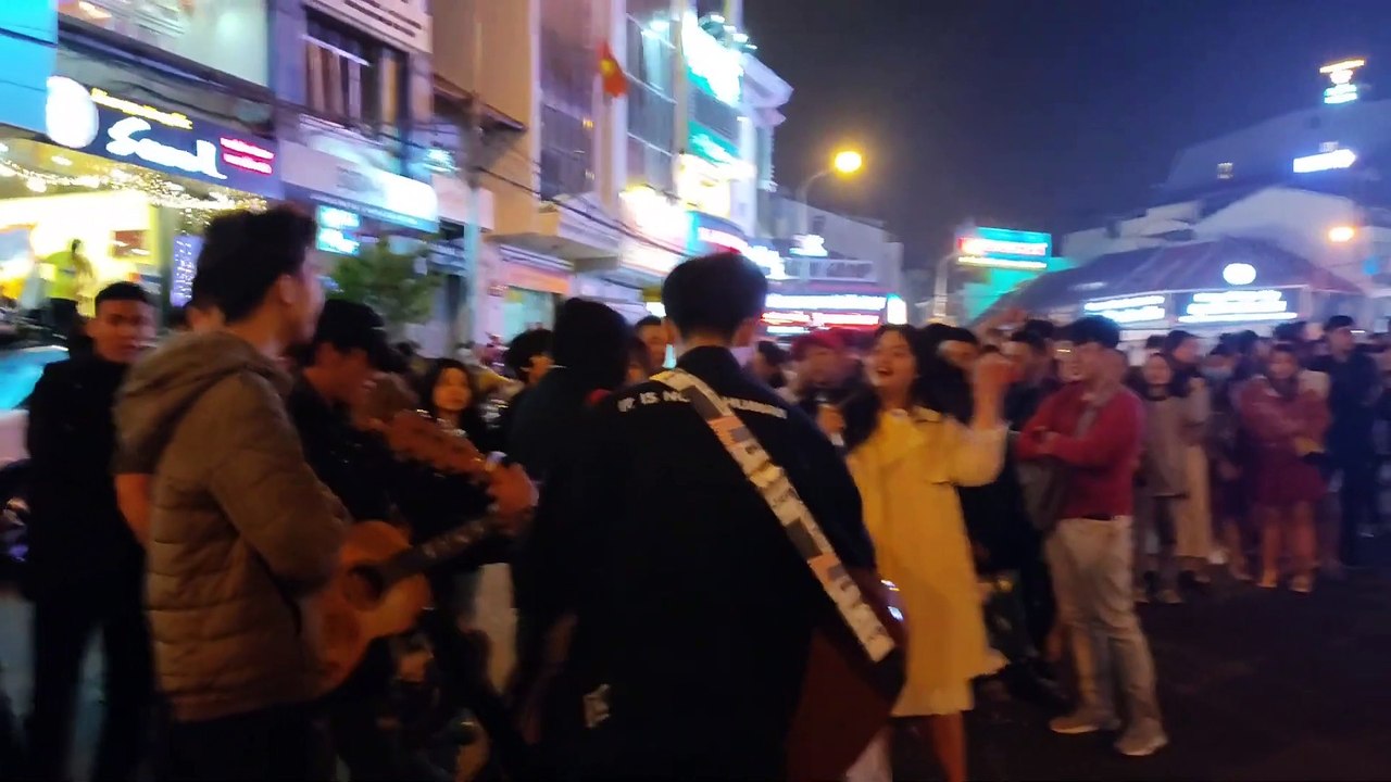 Tình Xót Xa Thôi - Mỹ Tâm - Cover tại chợ đêm Đà Lạt