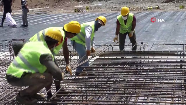 30 derece sıcakta demirleri nakış nakış işliyorlar