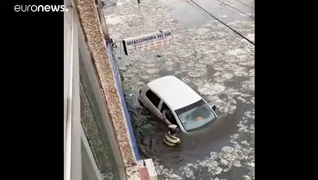 شاهد: مياه الفيضانات تحاصر سائقي السيارات في المكسيك
