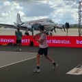 Jannik Sinner si allena  al l'Hangar 6 presso l'aeroporto di Tempelhof, sede del secondo torneo di esibizione  @bett1aces  .