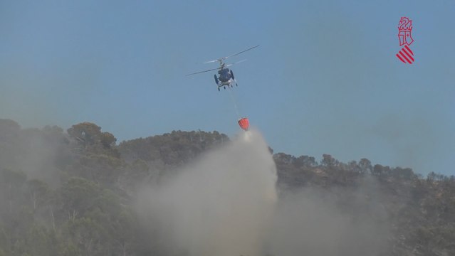 Continúan las tareas de extinción del incendio de Monóver (Alicante)