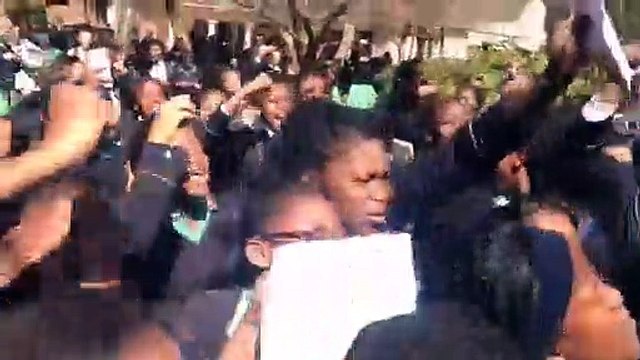 [SOCIÉTÉ]AFRIQUE DU SUD : DES LYCÉENNES MANIFESTENT POUR POUVOIR PORTER LEURS CHEVEUX AU NATURELPour lire l'article : negronews.fr/2016/08/29/societe-afrique-du-sud-une-petition-pour-autoriser-les-cheveux-afro/