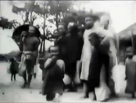 Le village de Namo, panorama pris d’une chaise à porteurs (El pueblo de Namo, panorama tomado desde una silla de manos) [1900]